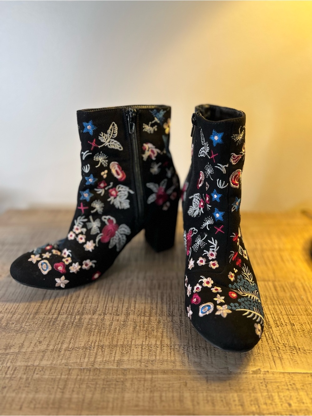 EUC- JustFab Saige Black Suede Floral Embroidered Floral Ankle Boots. Size 6.5